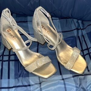 New  Elegant Women's Silver Strappy Sandals  8.5